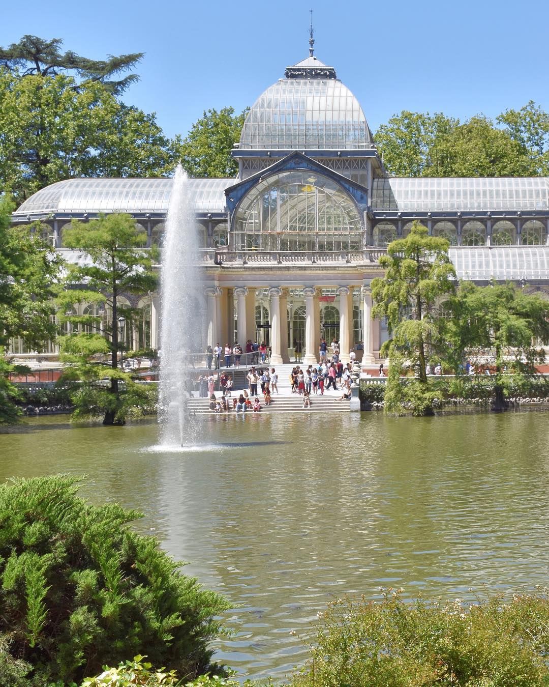 Fresca E Rilassante L Atmosfera Al Parque Del Buen Retiro Di Madrid Mentre Tutti Sonnecchiavano All Ombra Prima Di Riprendersi Mansions House Styles Taj Mahal