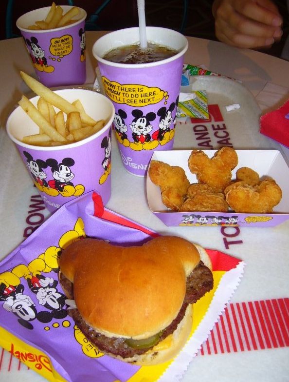 Yummy Looking Mickey Meals from Tokyo Disney Disney Desserts, Disney Treats, Disney Snacks, Disney Souvenirs, Disney Recipes, Pretty Food, Cute Food, I Love Food, Good Food