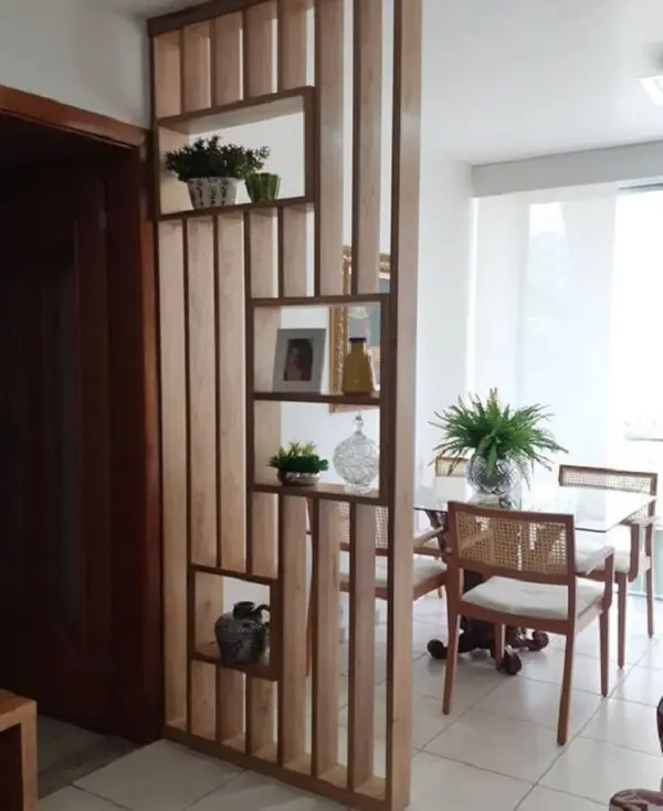 . Brise de madeira com nichos para dividir ambientes em casa Room Partition Wall, Living Room Partition Design, Room Partition Designs, Interior Design Living Room, Modern Partition Walls, Office Partition, Design Room, Interior Walls, Wall Designs For Bedroom