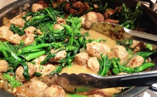 Bocconcini di tacchino con broccoli, uvetta e zafferano Carne, Bocconcini, Cooking Recipes, Yum, Foodie, Chicken, Meat, Chef Recipes