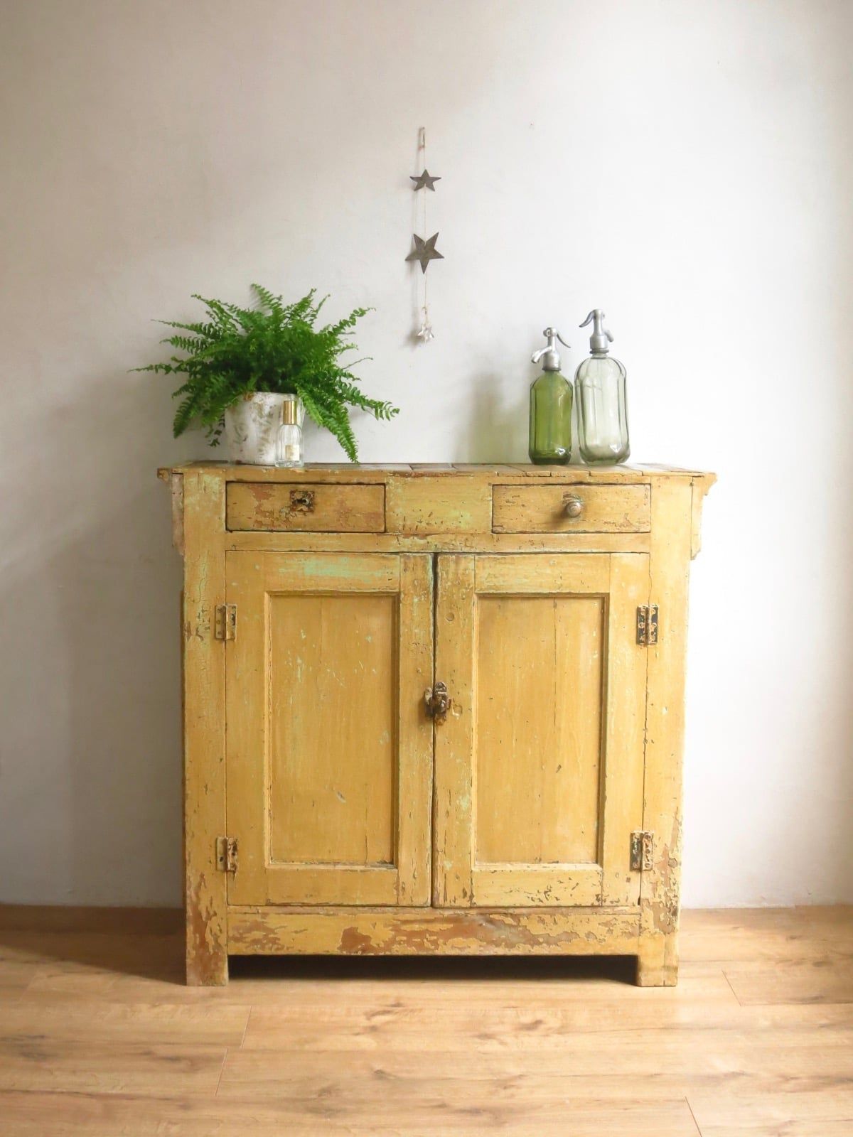 Une Deco Industrielle En Jaune My Blog Deco En 2020 Decoration Salon Jaune Canape Cuir Marron Deco Salon Industriel