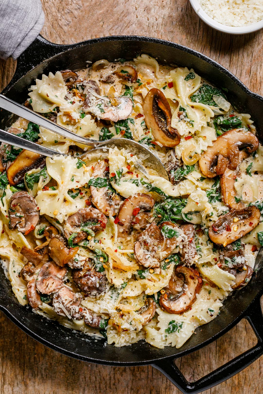 One-Pot Garlic Parmesan Pasta with Spinach and Mushrooms