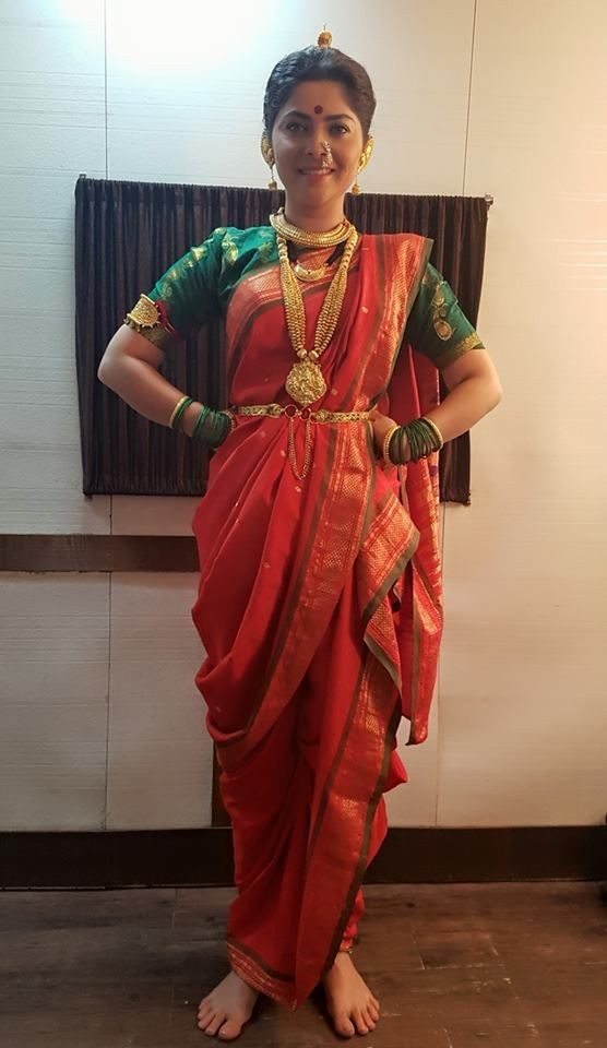 Maharashtrian bridal looks that we have crush on! - SetMyWed Dress Indian Style, Indian Outfits, Kashta Saree, Marathi Bride, Nauvari Saree, Sari Design, Simple Sarees, Indian Bridal Fashion, Beautiful Girl Dance