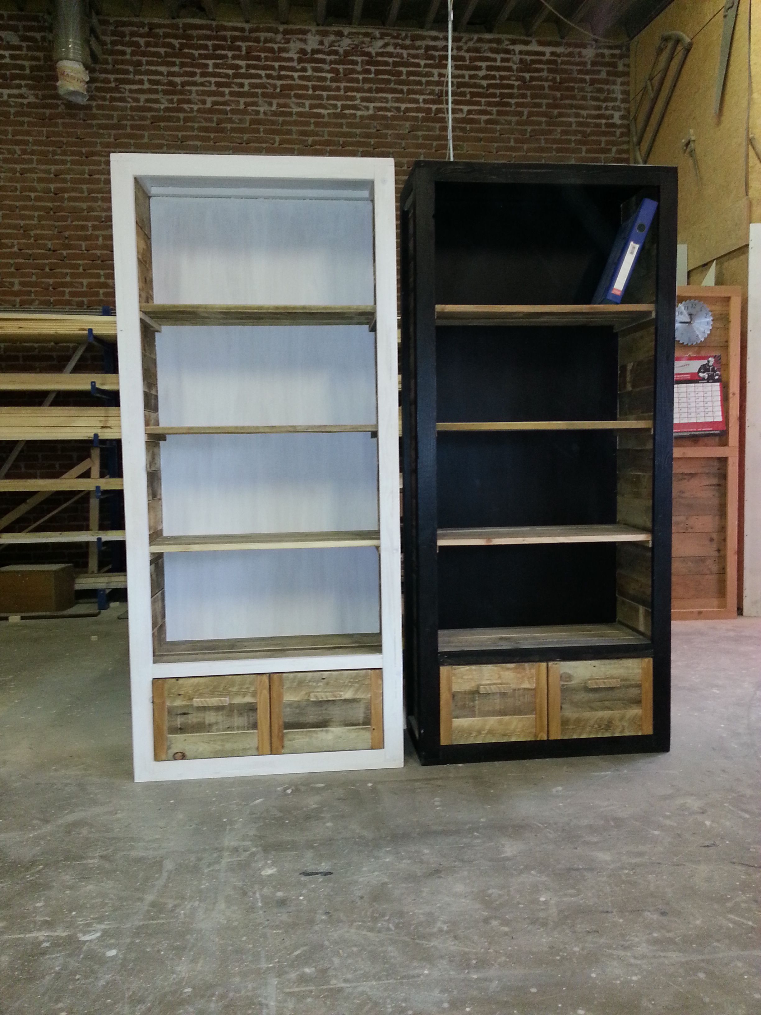 Boekenkast sloophout met extra lades. Frame whitewash/zwart - Ons ... Boekenkast sloophout met extra lades. Frame whitewash/zwart - Ons ...