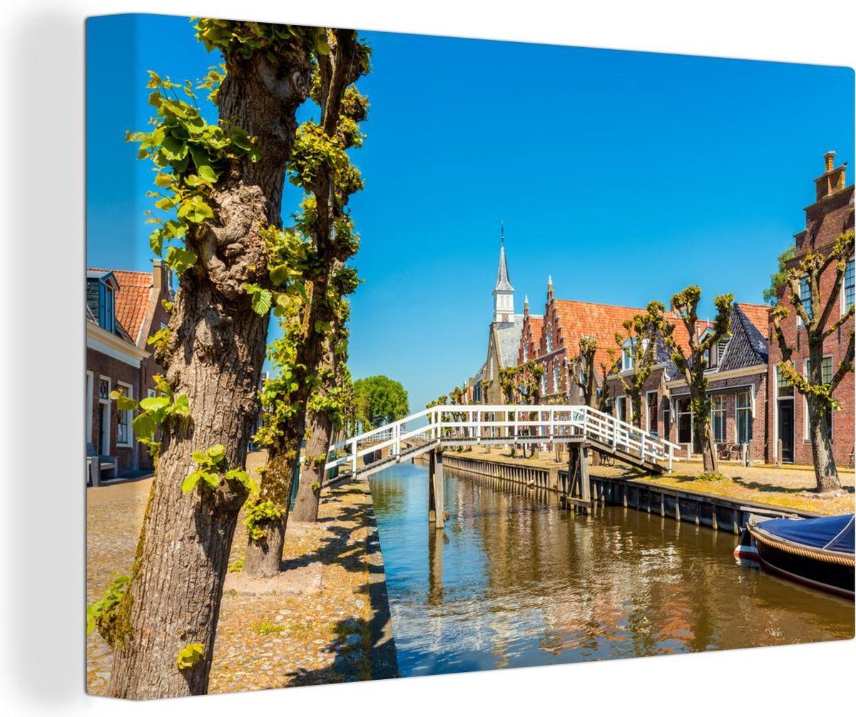 Op deze schitterende afbeelding is een uitzicht te zien over een gracht met een witte brug in Sloten, een stad in Friesland. Productkenmerken ✓ In verschillende formaten verkrijgbaar van klein (20x30 cm) tot XL (120x180 cm)✓ 98.9% van de klanten is positief over OneMillionCanvasses!✓ Gespannen op een houten frame van 2 cm dik✓ Optioneel is er een handig ophangsysteem bij te bestellen✓ Wanddecoratie geschikt voor uw: slaapkamer, woonkamer, kinderkamer, kantoor, hal, keuken en iedere andere kamer Canal, Mansions, House Styles, Prints, Products, Manor Houses, Villas, Mansion, Palaces