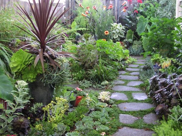 Schicke Gartenwege aus Naturstein oder Zement für den Garten - garten mit natursteinen gestalten Schicke Gartenwege aus Naturstein oder Zement für den Garten - garten mit natursteinen gestalten