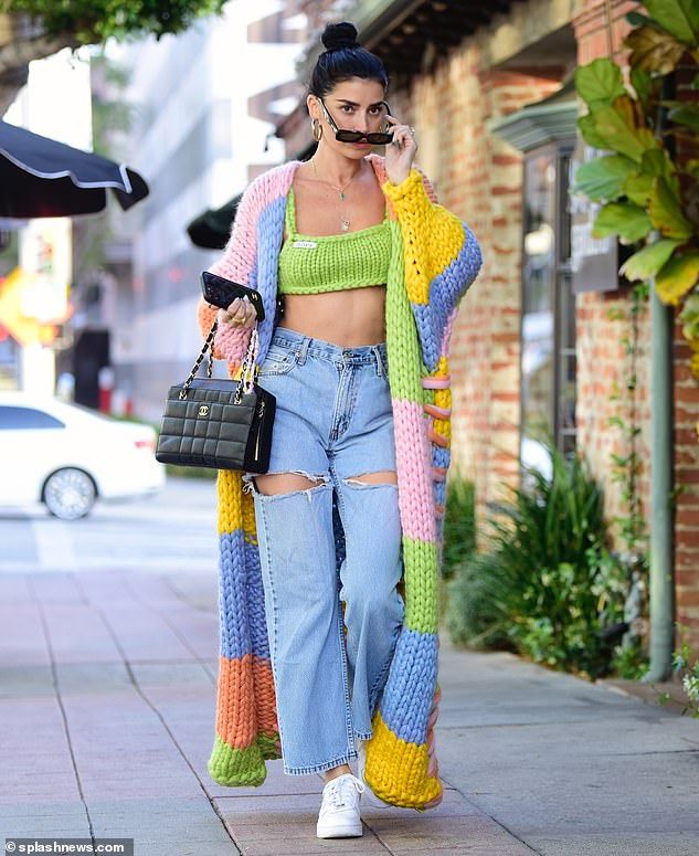 Vibrant top: The model, 34, donned a light green knitted crop top that showed off her strong tummy muscles as she walked the Los Angeles streets Crochet Clothes, Crochet Dress, Diy Clothes, Knit Dress, Knitwear Fashion, Crochet Fashion, Causual Outfits, Cute Casual Outfits, Colorful Fashion