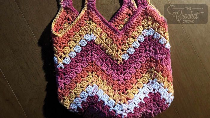 Crochet Modern Granny Boho Bag | The Crochet Crowd Caron Cake Crochet Patterns, Caron Cakes Crochet, Crochet Bag Pattern, Knitting Patterns, Crochet Boho Bag, Crochet Market Bag, Crochet Purses, Crochet Bags, Crochet Baskets