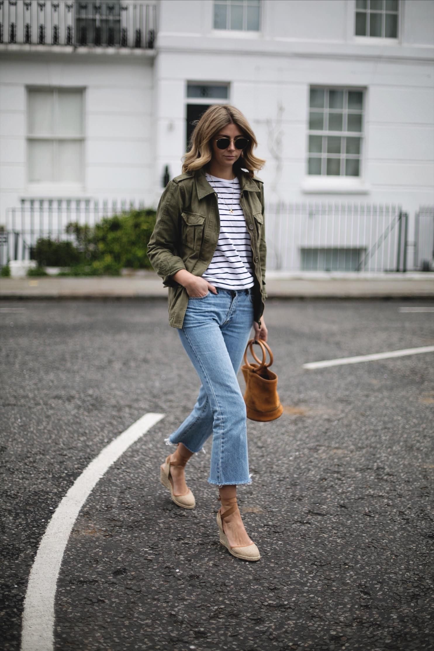 Khaki Jacket And Statement Bag - Emma Hill Image Via Http://ejstyle.co.uk/2017/04/style Khaki Jacket.html/ Khaki Jacket Outfit, Jean Jacket Outfits, Outfit Jeans, Denim Jacket, Simple Outfits, Cool Outfits, Casual Outfits, Mode Inspo, Mode Inspiration