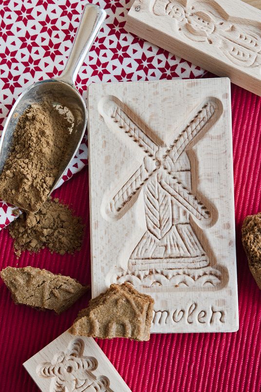 Speculaasjes zijn denk ik wel de meest gegeten koekjes hier in huis. Een lekker koekje met een beetje pittig smaakje door de kruiden en niet al te duur. Vroeger als kind heb ik ze ook al heel vaak mogen eten. Lekker bij de thee en heel soms zelfs op een boterham! Lekker in je drankje dopen en dan smullen maar.