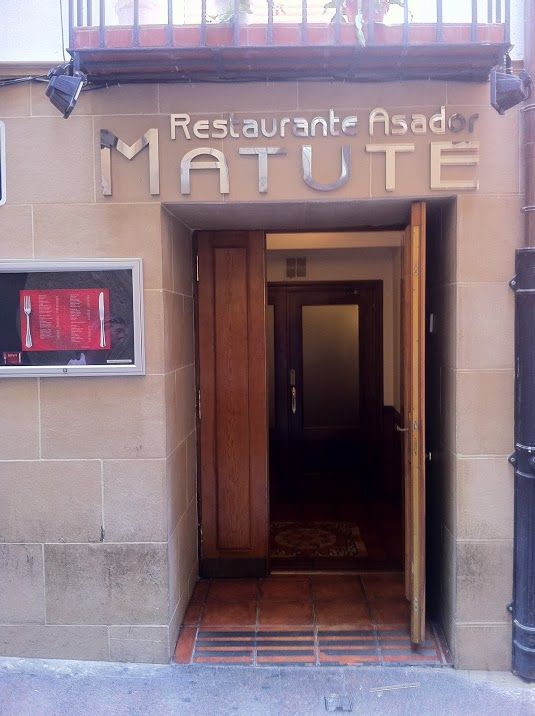 El Restaurante Asador Matute En Logroño Una Buena Opción Para Comer Y Un Lugar Donde Pedir Los Vinos De Marqués De Terán Es Asador Restaurantes Calle Laurel
