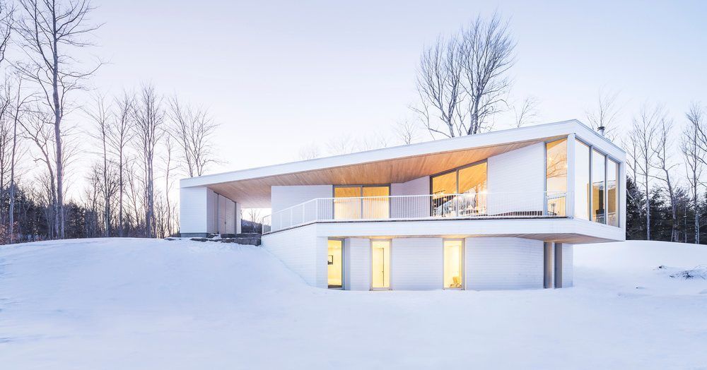 Blanc immaculé pour maison contemporaine fondue dans la neige ... Blanc immaculé pour maison contemporaine fondue dans la neige ...