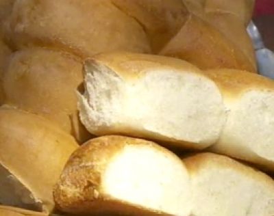Hacer una corona con la harina, en el centro incorporar la levadura con un poquito de agua tibia, la manteca pomada y el azúcar. Espolvore... Mini Sandwiches, Simple Sandwiches, Sandwich Video, Pan Relleno, Bread Machine Recipes, Pan Dulce, Empanadas, Finger Foods, Food Lover