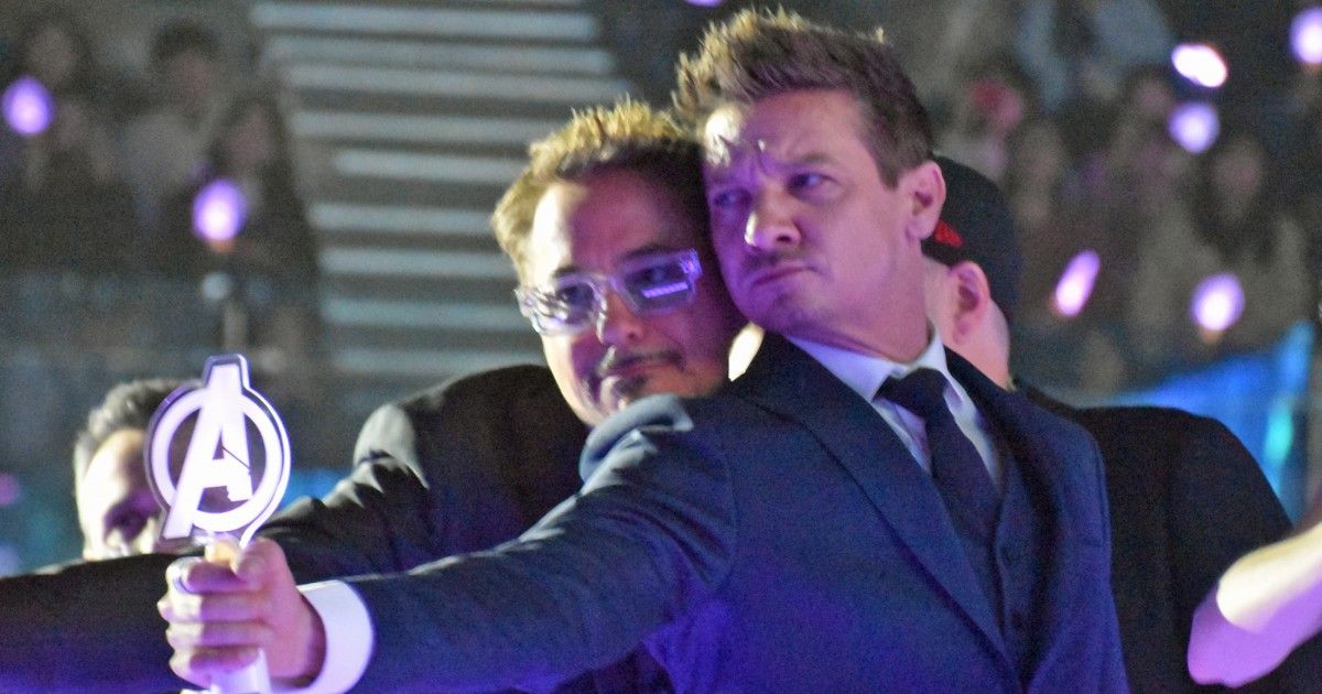 頬を寄せ合うロバート ダウニー Jr ジェレミー レナー アベンジャーズ ファンイベントの様子 フォトギャラリー シネマトゥデイ アベンジャーズ アベンジャーズ 映画 マーベル 頬を寄せ合うロバート ダウニー Jr ジェレミー レナー アベンジャーズ ファンイベントの様子 フォトギャラリー シネマトゥデイ アベンジャーズ アベンジャーズ 映画 マーベル