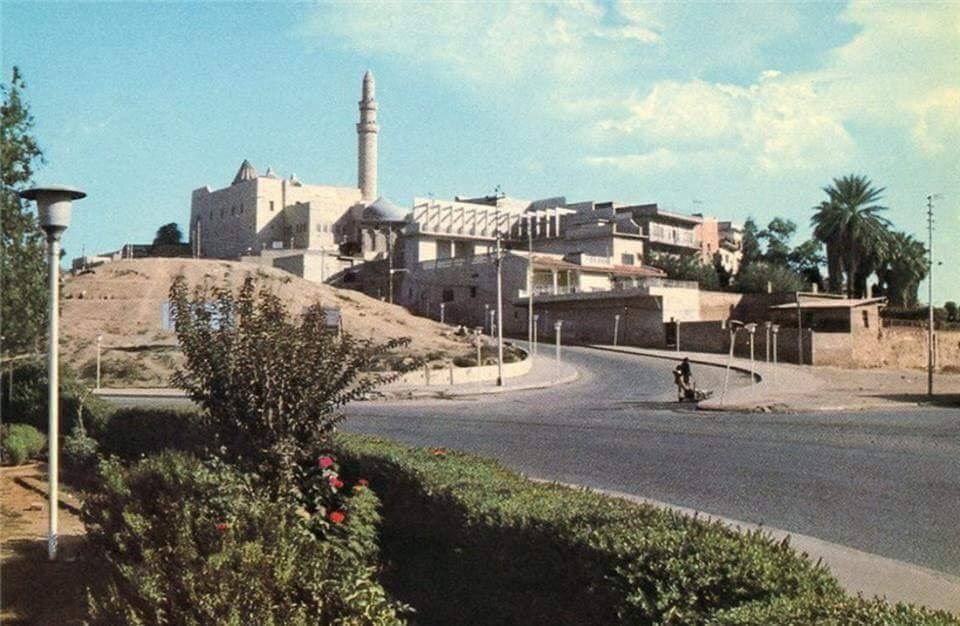 من تراث الموصل صورة لبطاقة بريدية جميلة جامع نبي الله يونس عليه السلام سنة 1978 وهي من اصدار مكتبة دار الحكمة في بغداد House Styles Photo Mansions