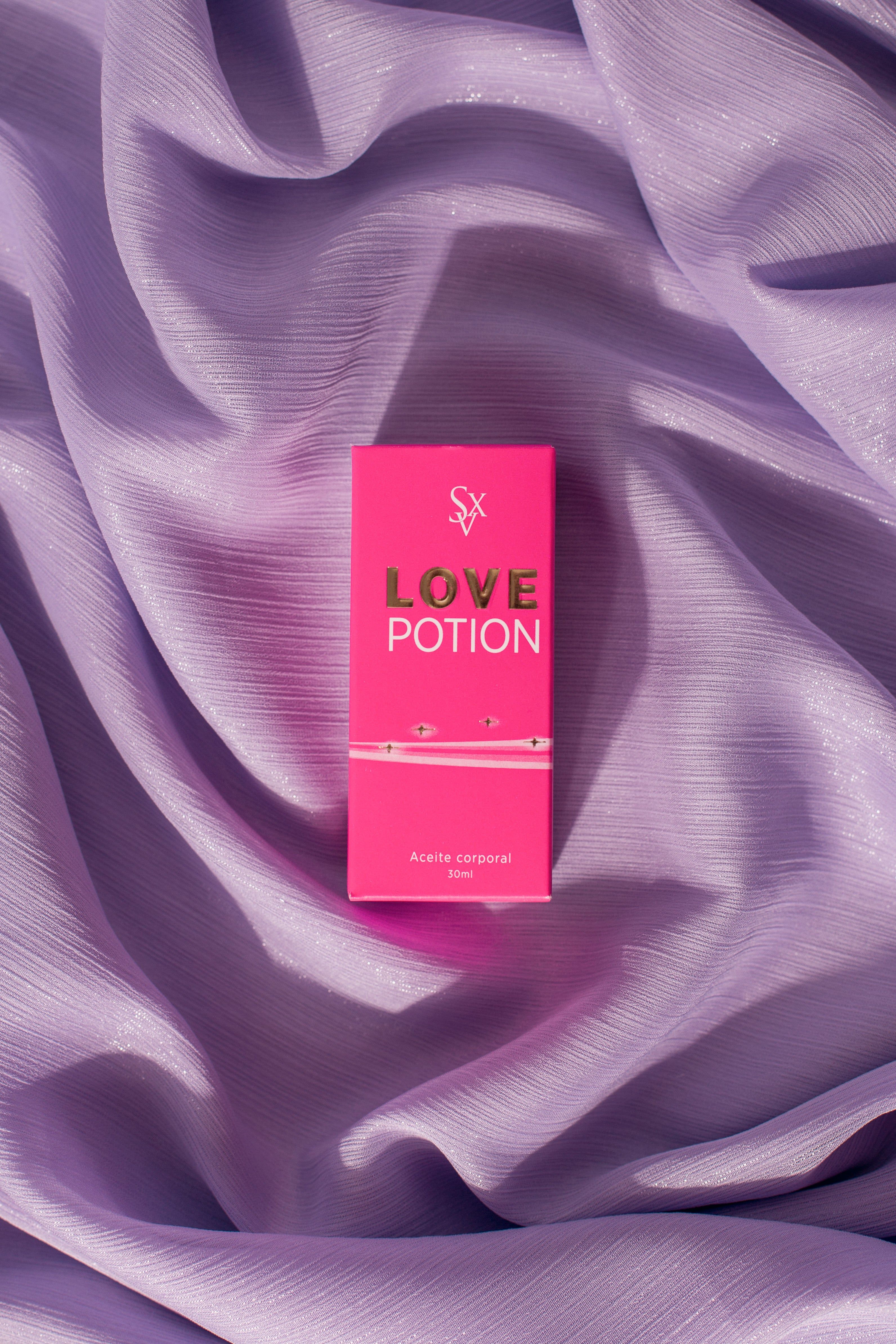Aceite corporal comestible. Descubrí la pasión con los aceites comestibles. Probá con besos íntimos, este es tu momento. Cálidos y sedosos, con Love Potion tus besos serán los más sensuales. Animate y jugá con tus labios. SexyTips: Comienza el viaje para descubrir las partes más secretas del cuerpo. Descubrí la calidez y el deseo invitando a besar. Dejá volar la imaginación añadiendo un cálido dulzor a cada beso. Jugá con tu boca saboreando los lujosos y sedosos aceites y derretilo de placer. Co Potions, Love, Products, Wish, Lips, Voyage, Amor, Gadget