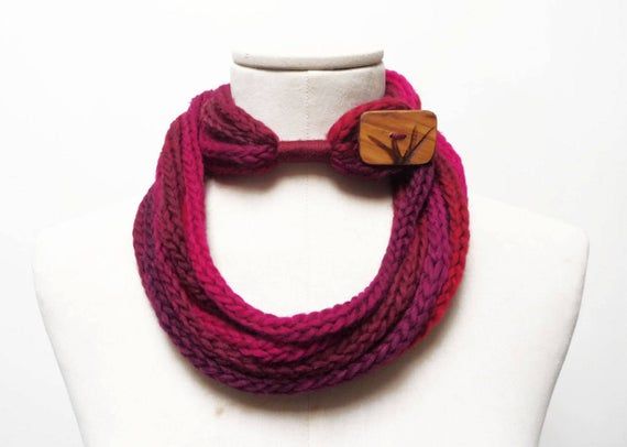 Knit Infinity Scarf Necklace, Loop Scarlette Neckwarmer - Cerise, Rouge, Bourgogne, Bordeaux fils ombre avec gros bouton en bois - Fabriqué à la main