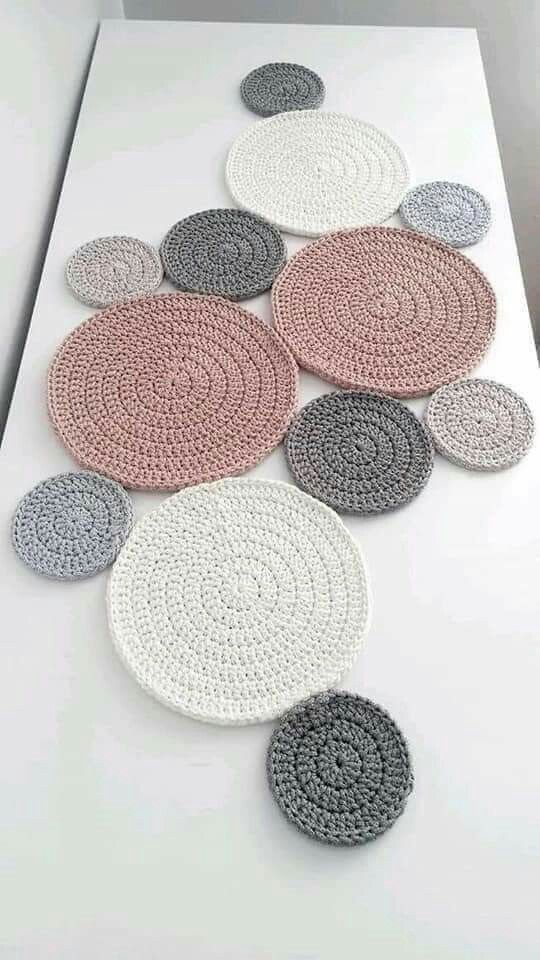 Ideas para bordar caminos de mesa - KENA Crochet Motifs, Crochet Patterns Free Blanket, Crochet Patterns For Beginners, Crochet Rug, Crochet Home, Crochet Gifts, Crochet Doilies, Crochet Stitches, Knitting Patterns