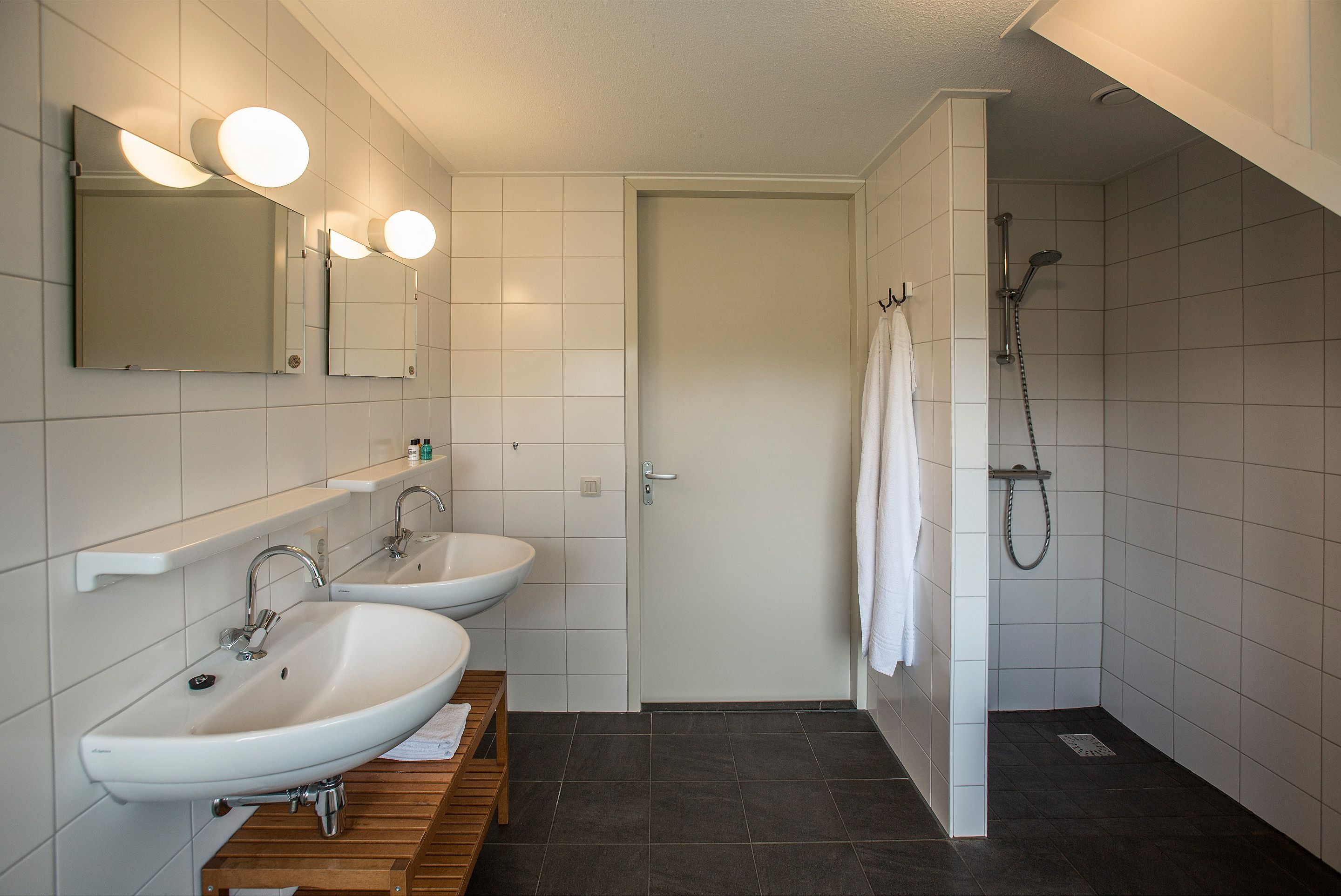 Badkamer met 2 wastafels in de Twentse Hoeve | Badkamer ...