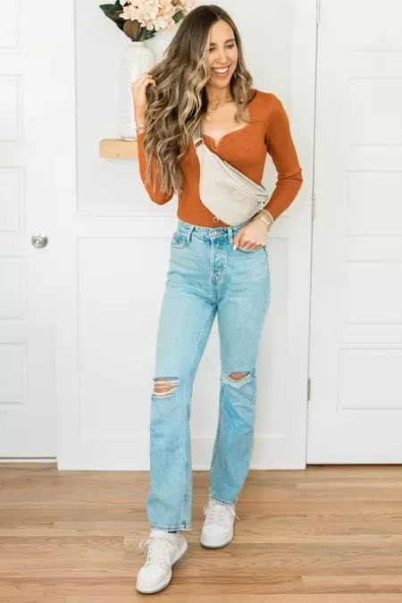 This casual outfit for fall is perfect for running errands, picking up the kids or meeting friends on the weekend. The jeans and shoes run TTS and the top runs small. Click to shop the look now! Outfit Inspo Fall, Fall Inspo, Edgy Outfits, Casual Fall Outfits, Weekend Style, Running Tops, Everyday Look, Perfect Outfit, Personal Style