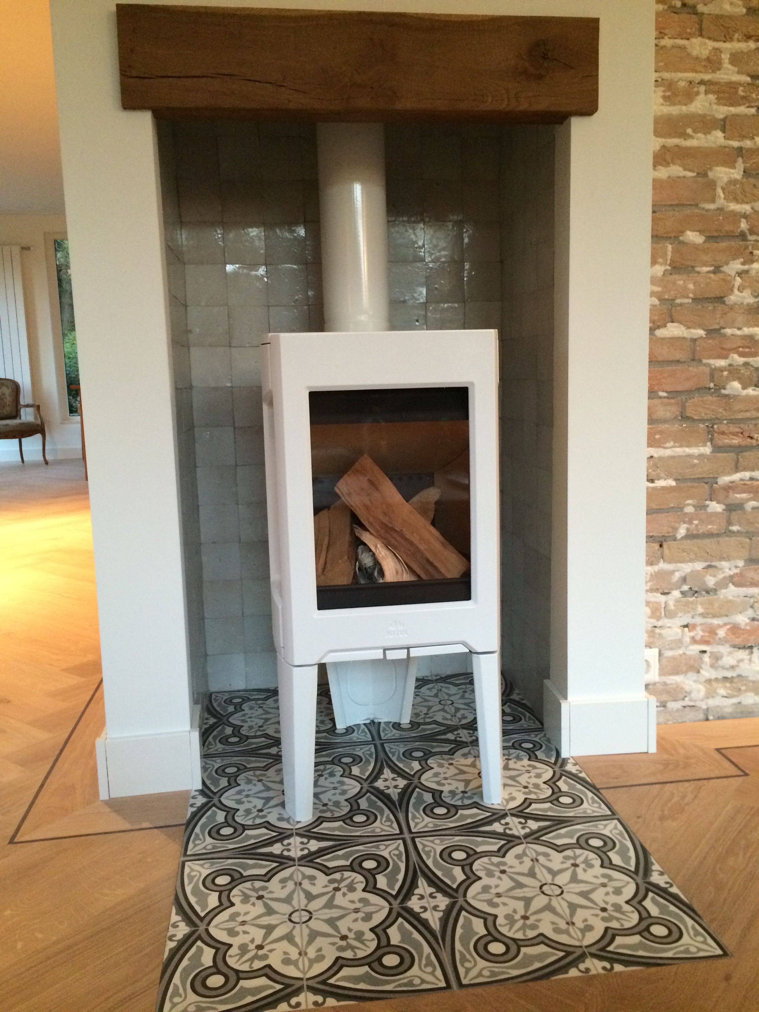 Witte Houtkachel Jotul F163 Met Portugese Tegels En Zeliges Wood Witte Houtkachel Jotul F163 Met Portugese Tegels En Zeliges Wood