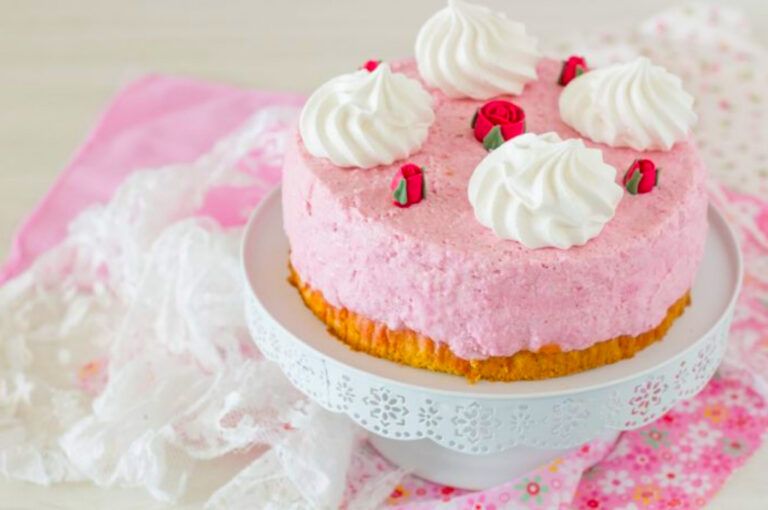 TORTA DI COMPLEANNO ALLA PANNA ROSA | Fatto in casa da Benedetta