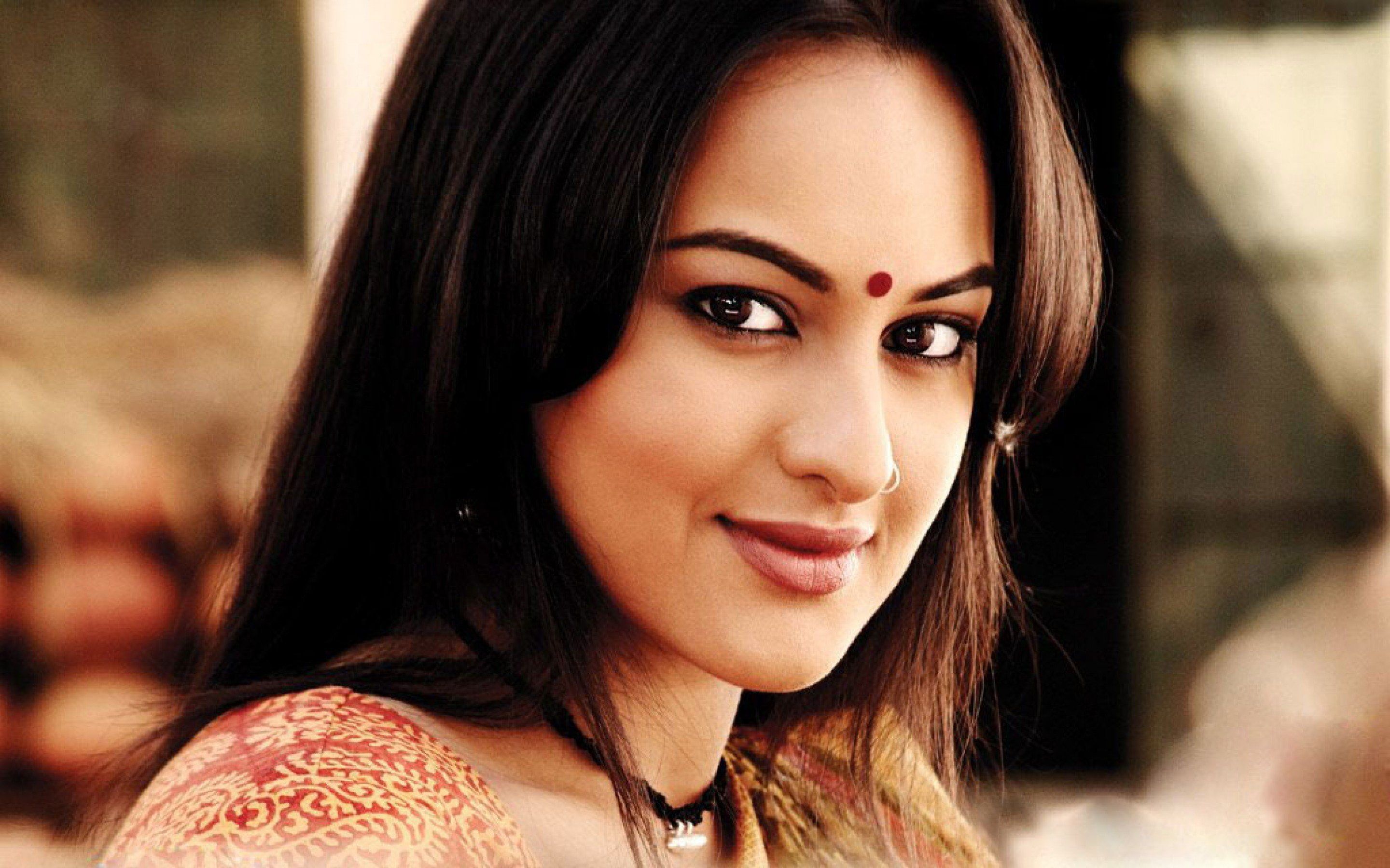 #actress #babe #bollywood #indian #model #sinha #sonakshi #2K #wallpaper #hdwallpaper #desktop Yellow Cami Tops, White Crop Top, Pencil Skirt White, Widescreen Wallpaper, Indian Model, Sonakshi Sinha, Black Women Hairstyles, Bollywood Actress, Celebrities Female