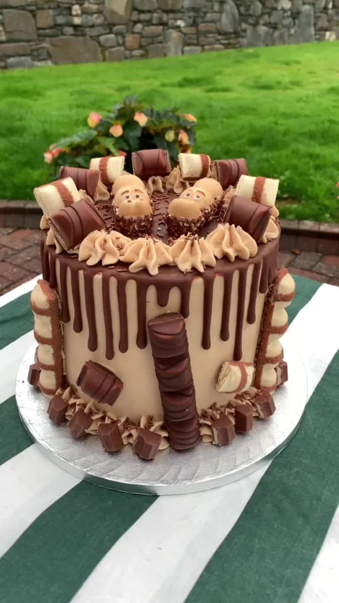 Chocolate Drip Cake Birthday, Nutella Birthday Cake, Chocolate Birthday Cake Decoration, Candy Birthday Cakes, Creative Birthday Cakes, Pretty Birthday Cakes, Birthday Cake Recipe, Birthday Cake Decorating, Birthday Cake Designs