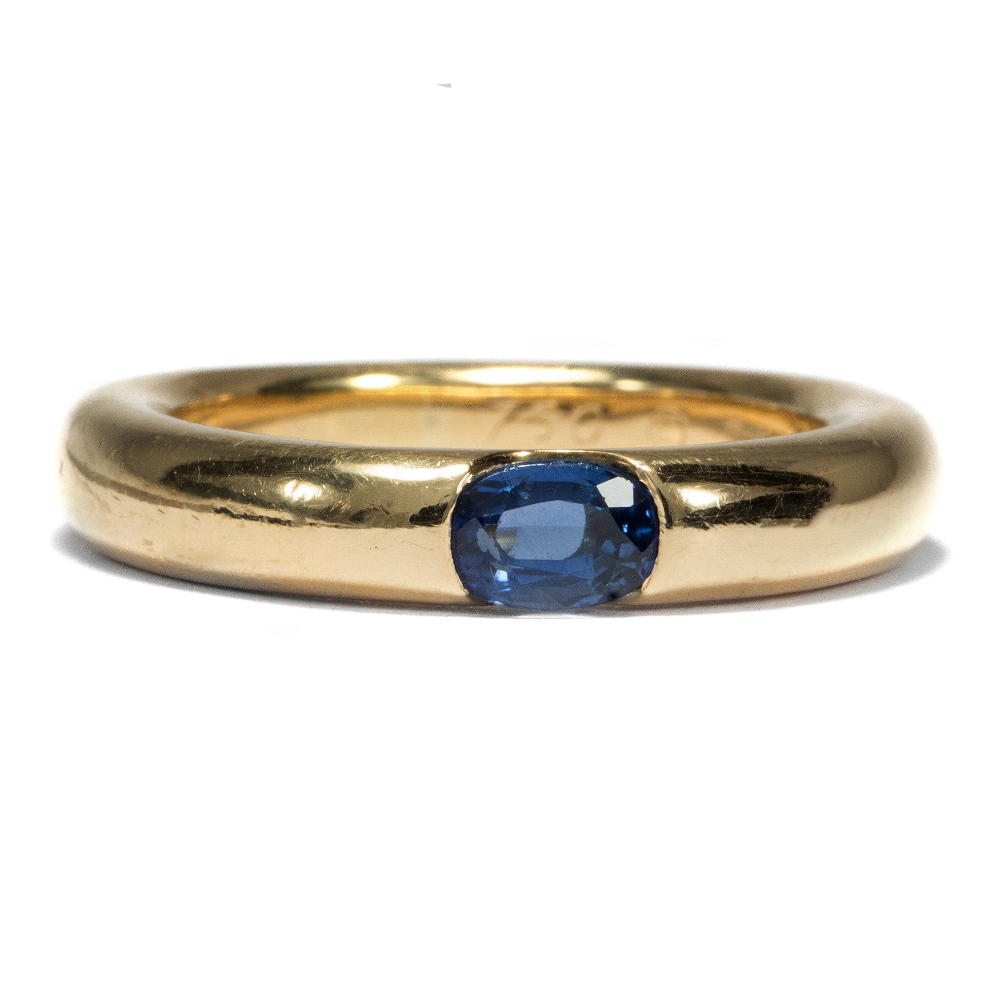 Edler Ring mit Saphiren und kleinen Diamanten