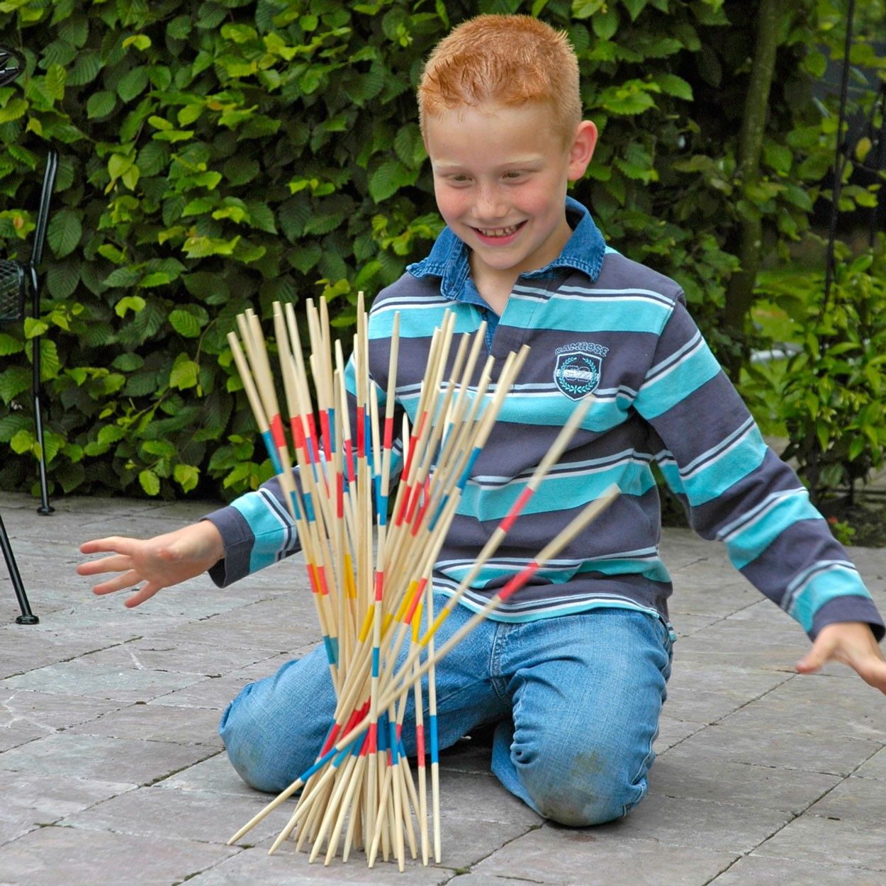 Speel het spannende mikado-spel nu in het groot. Laat alle stokjes vallen en probeer een stokje te pakken zonder dat de andere stokjes bewegen. Als dat lukt mag je nog een stokje pakken. De gene met de meeste stokjes (en punten) heeft gewonnen! Deze extra grote Mikado bestaat uit 41 stokjes van ongeveer 50 cm. Afmeting: verpakking 9 x 2,5 x 51 cm. lengte stok ca. 50 cm. - Mikado XL Mario Kart, Golf Clubs, Baseball Bat, Sports, Products, Hs Sports, Sport, Gadget