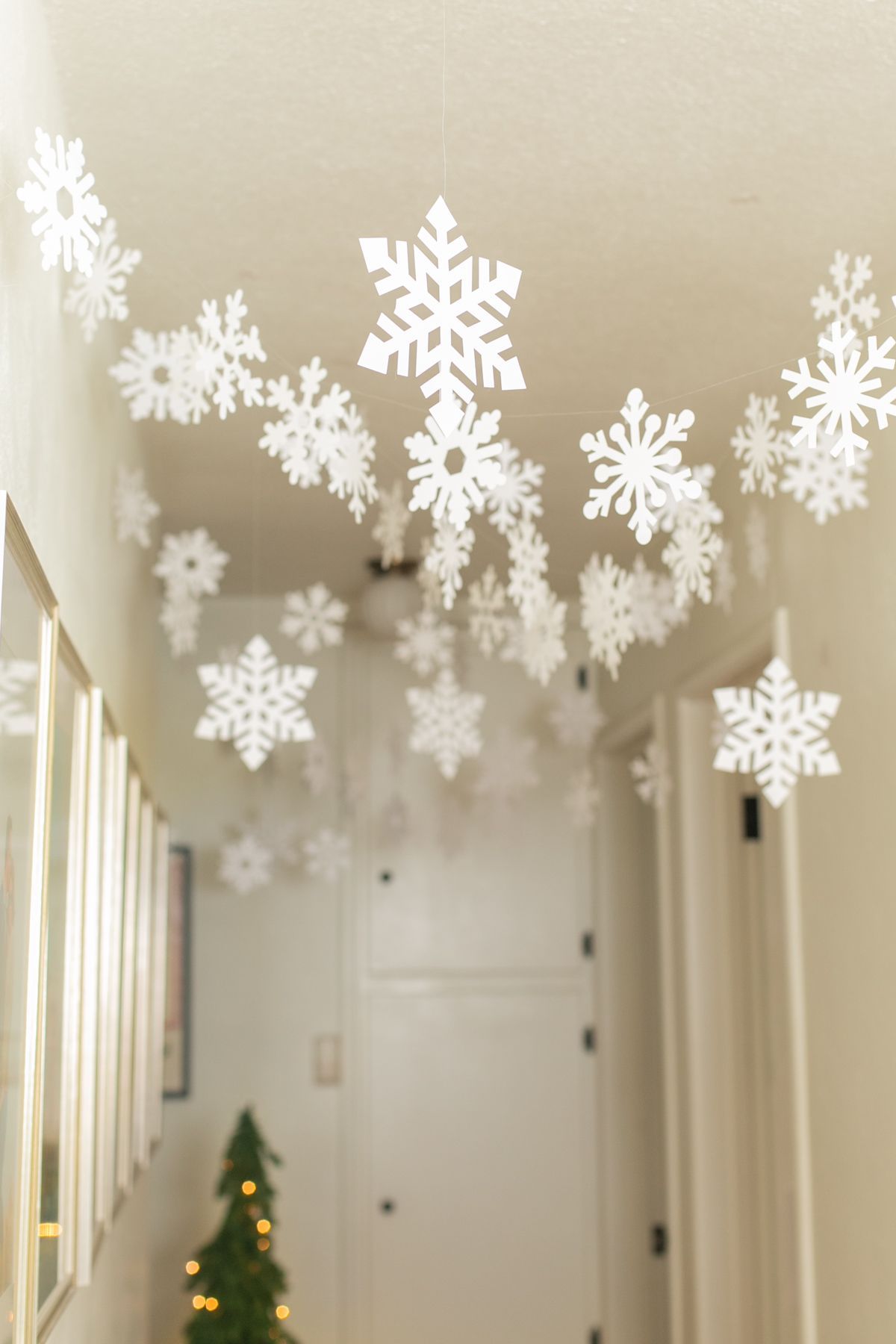 Diy Snowflake Decorations, Christmas Decorations For Kids, Christmas Crafts Diy, Christmas Activities, Christmas Time, Snow Decorations, Decorating With Snowflakes, Christmas Decoration For Office, Diy Christmas Room Decor