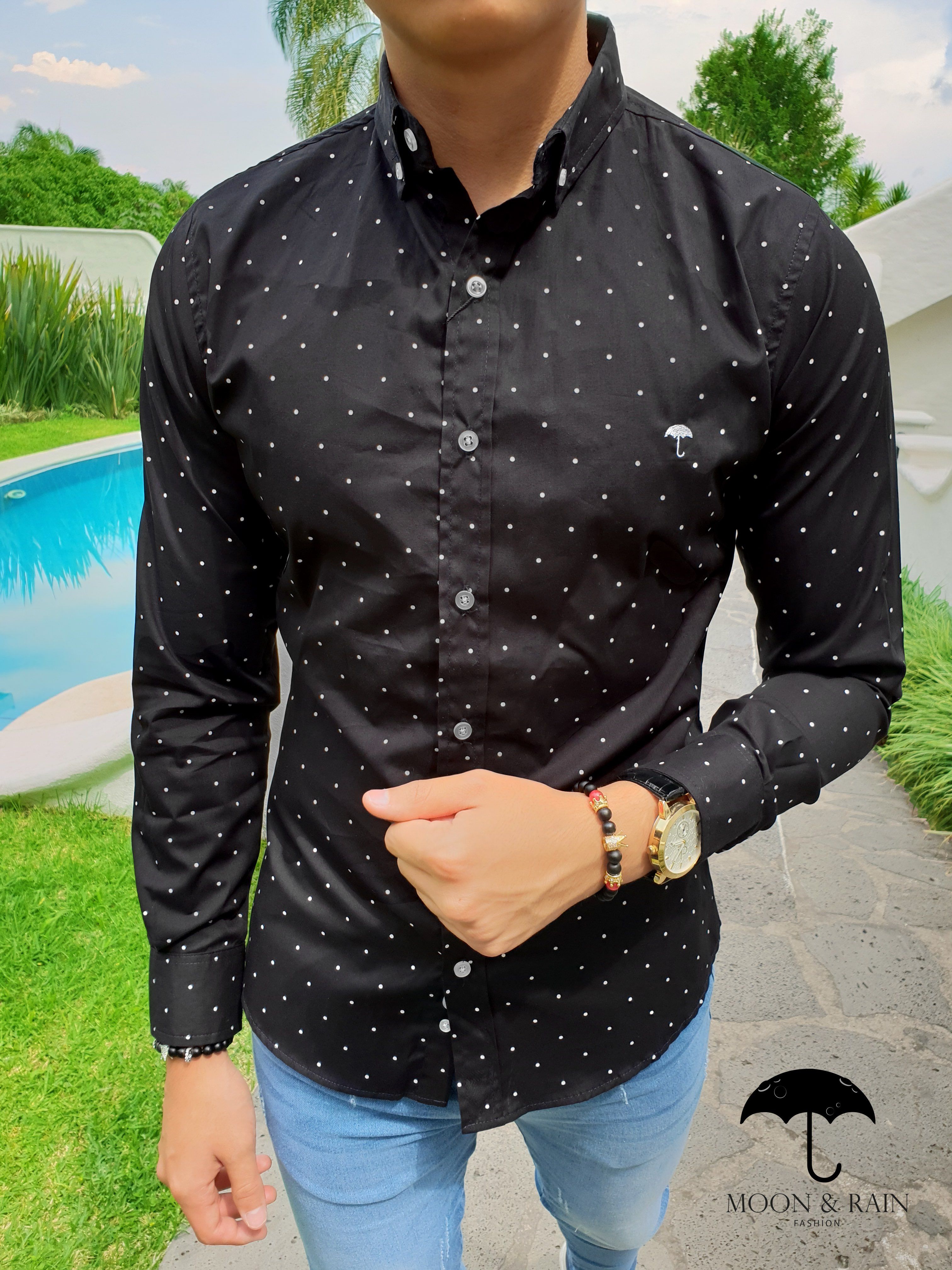 Outfit para hombre; camisa slim fit marino de mini circulos Camisa Negra de Puntos Blancos | Ropa de hombre casual
