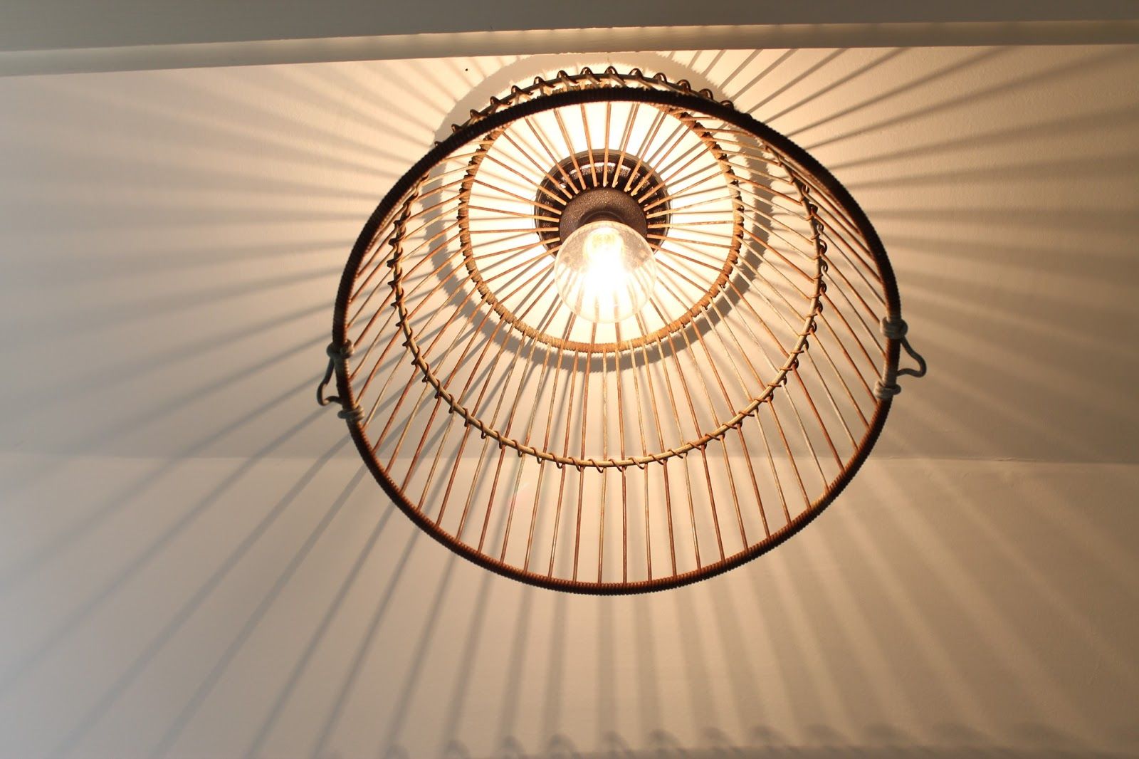 the light is shining on the ceiling in the room with no one around it,