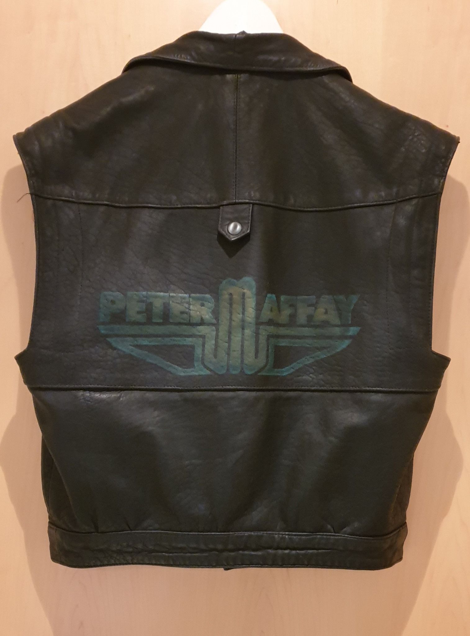 Peter Maffay - LEDERWESTE mit MAFFAY-ADLER-LOGO, Echtes Leder, mit Futter und Innentasche, mit Reißverschluss und zwei Knopftaschen vorne. Brasov, Rocker, Backpacks, Logo, Fashion, Eagle, Bags, Moda, Logos
