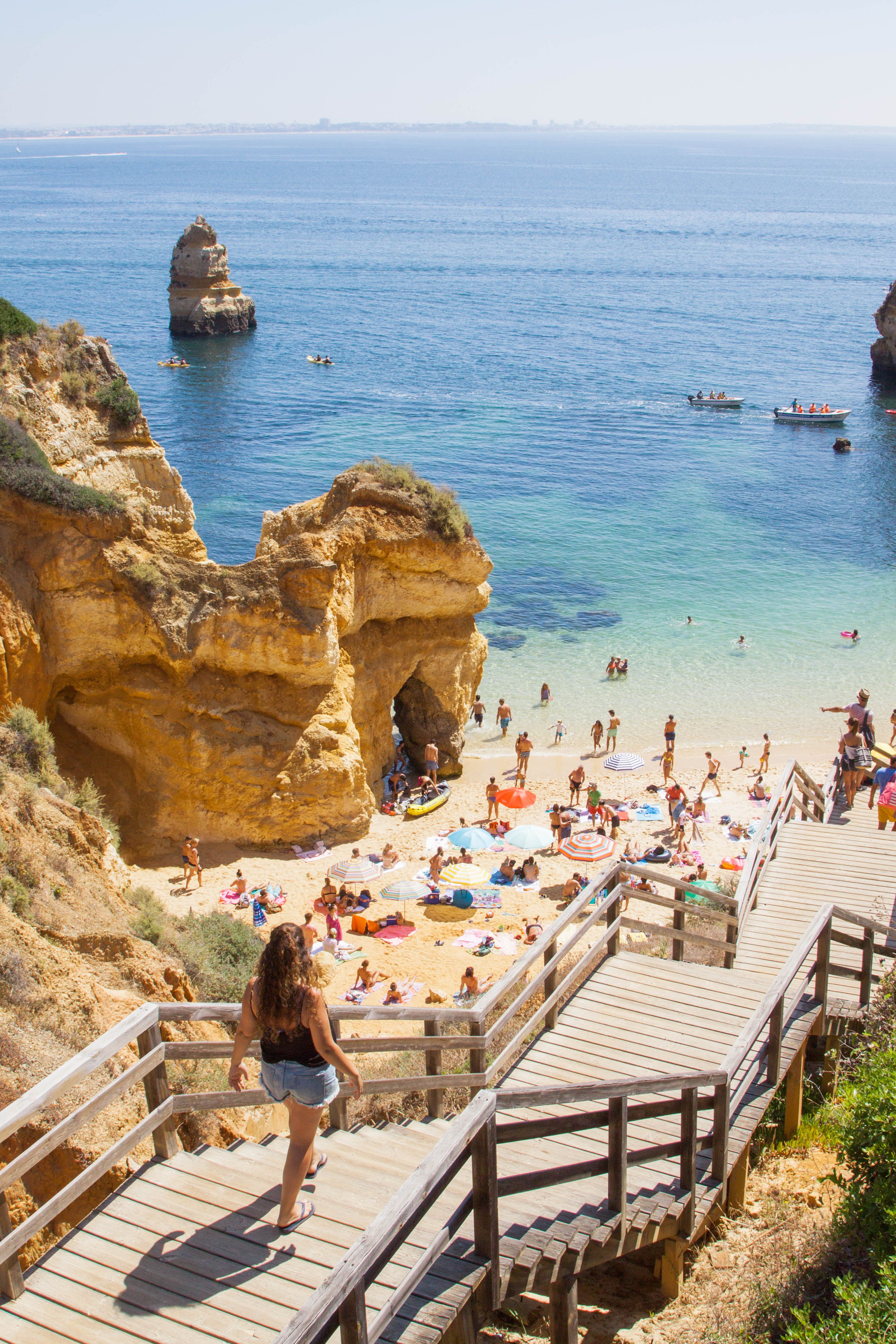 Verão, sol e praias cristalinas... quero mais o que? A região de Algarve (Portugal) é a melhor para conhecer durante o verão português. Confira aqui uma lista das 7 melhores praias do Algarve! Italy Travel, Travel Usa, Europe Travel, Travel Destinations, Italy Vacation, Travel The World Quotes, Travel Around The World, Portugal Travel, Spain And Portugal