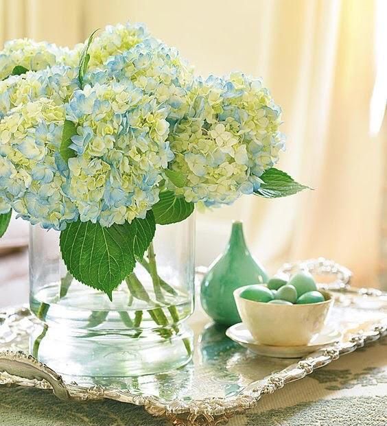 OUR DREAM HOME ... TRAYS, TRAYS, GLORIOUS TRAYS! Love Flowers, Fresh Flowers, Beautiful Flowers, Art Flowers, Centerpieces, Table Decorations, Blue Hydrangea, Hydrangeas, Cactus Y Suculentas