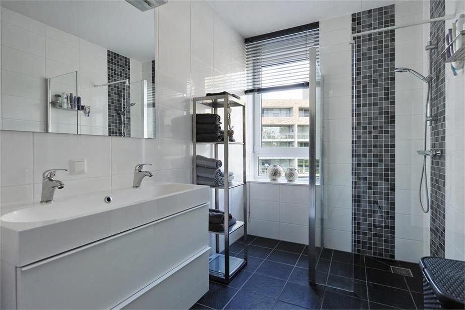 Kleine badkamer met dubbele wastafel en inloopdouche ...