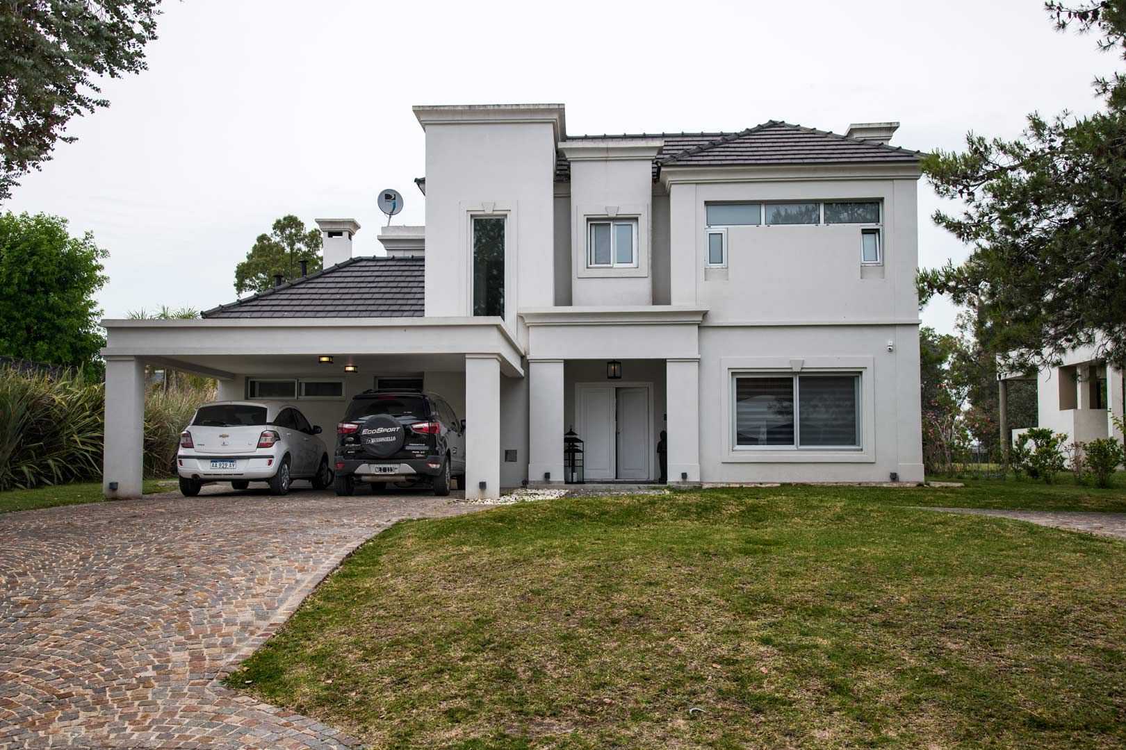 Casa de 310 m2 estilo Clasico American del estudio de arquitectura Arquinova Casas y Estudio Tomás y Fredi Llosa del arquitecto Fredi Llosa y Tomás Llosa American, Moldings, Light Shades, Residential Architecture, Architectural Firm, Ground Floor, Modern House Facades