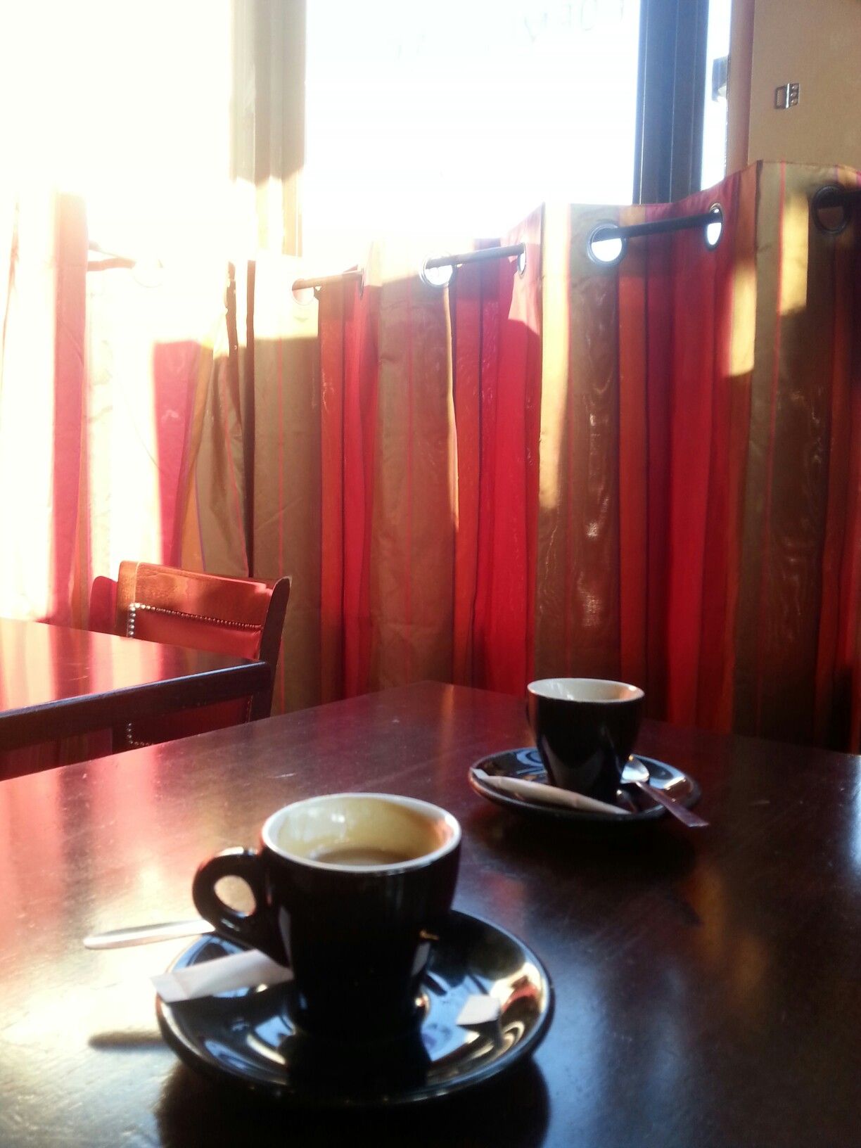 En attendant un rdv....un ptit café porte des lilas. Et toujours le soleil d hivercafé un