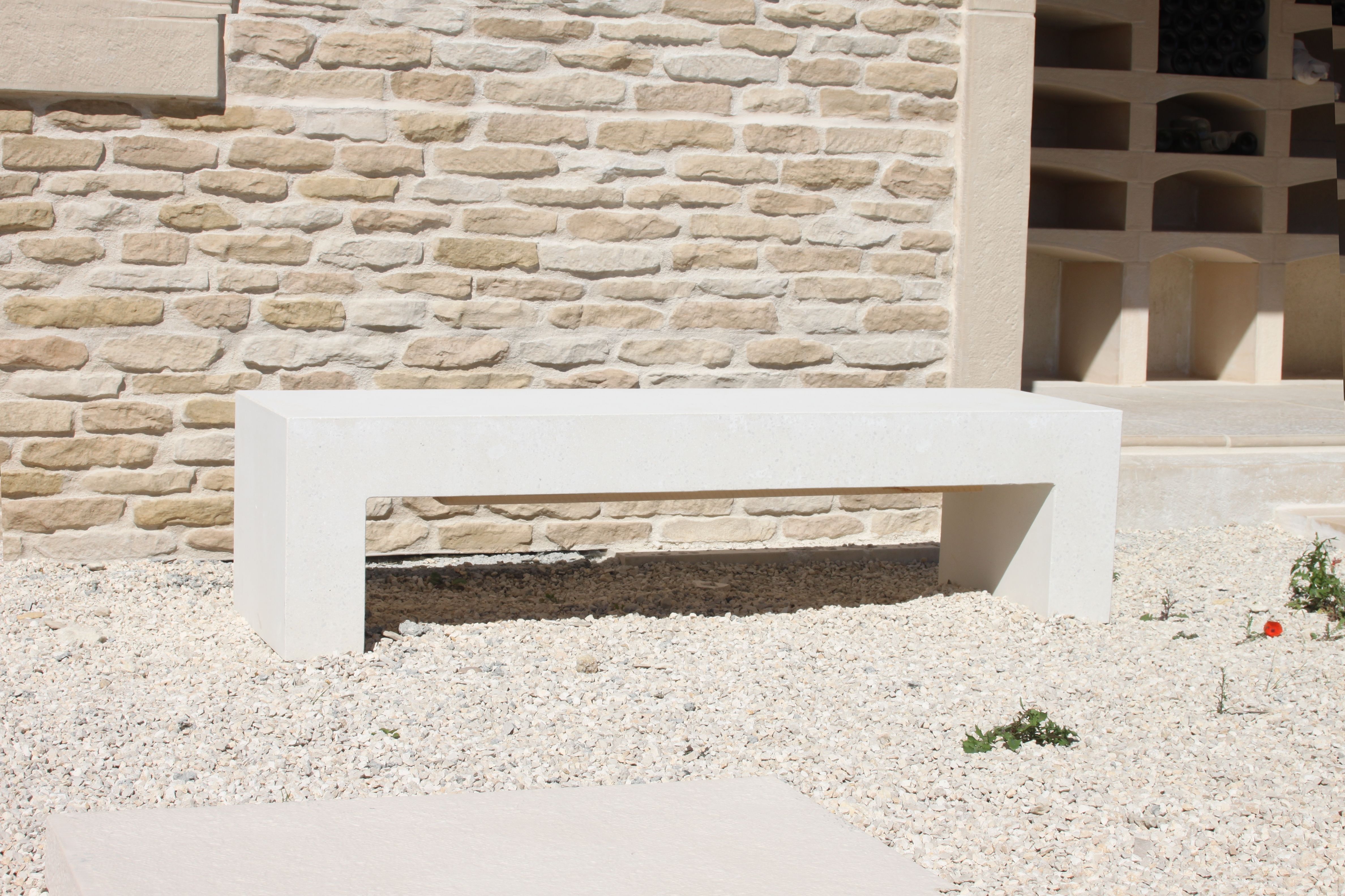 Banc contemporain aspect lisse, mobilier urbain en béton préfabriqué ... Banc contemporain aspect lisse, mobilier urbain en béton préfabriqué ...