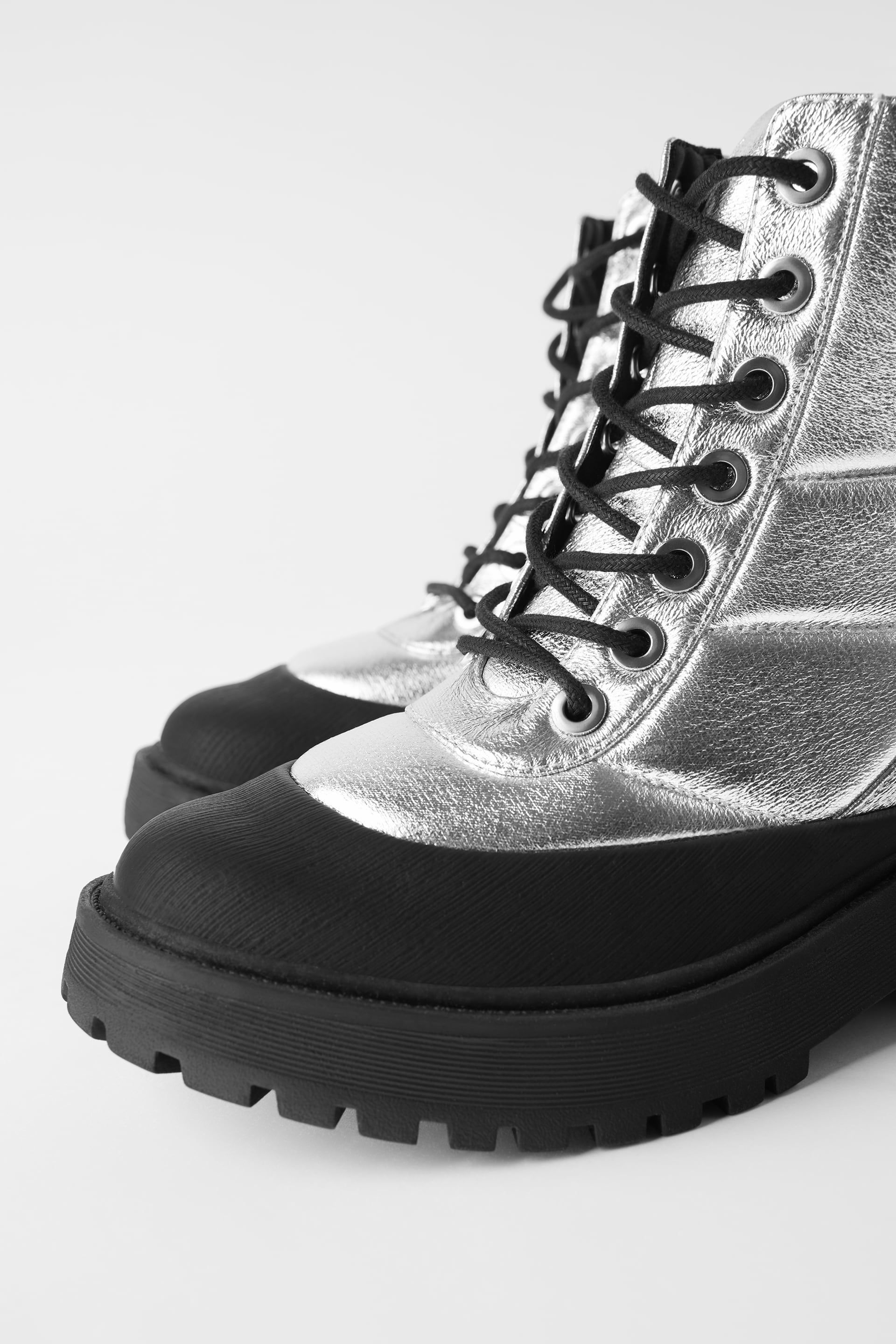 FLAT QUILTED HIKING STYLE ANKLE BOOTS View all SHOES WOMAN FLAT QUILTED HIKING STYLE ANKLE BOOTS View all SHOES WOMAN