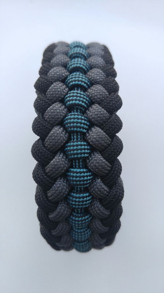 パラコードの編み方と初心者向けのコツ 簡単にオリジナルグッズを Paracord Bracelet Tutorial Paracord Bracelet Designs Paracord Bracelet Patterns