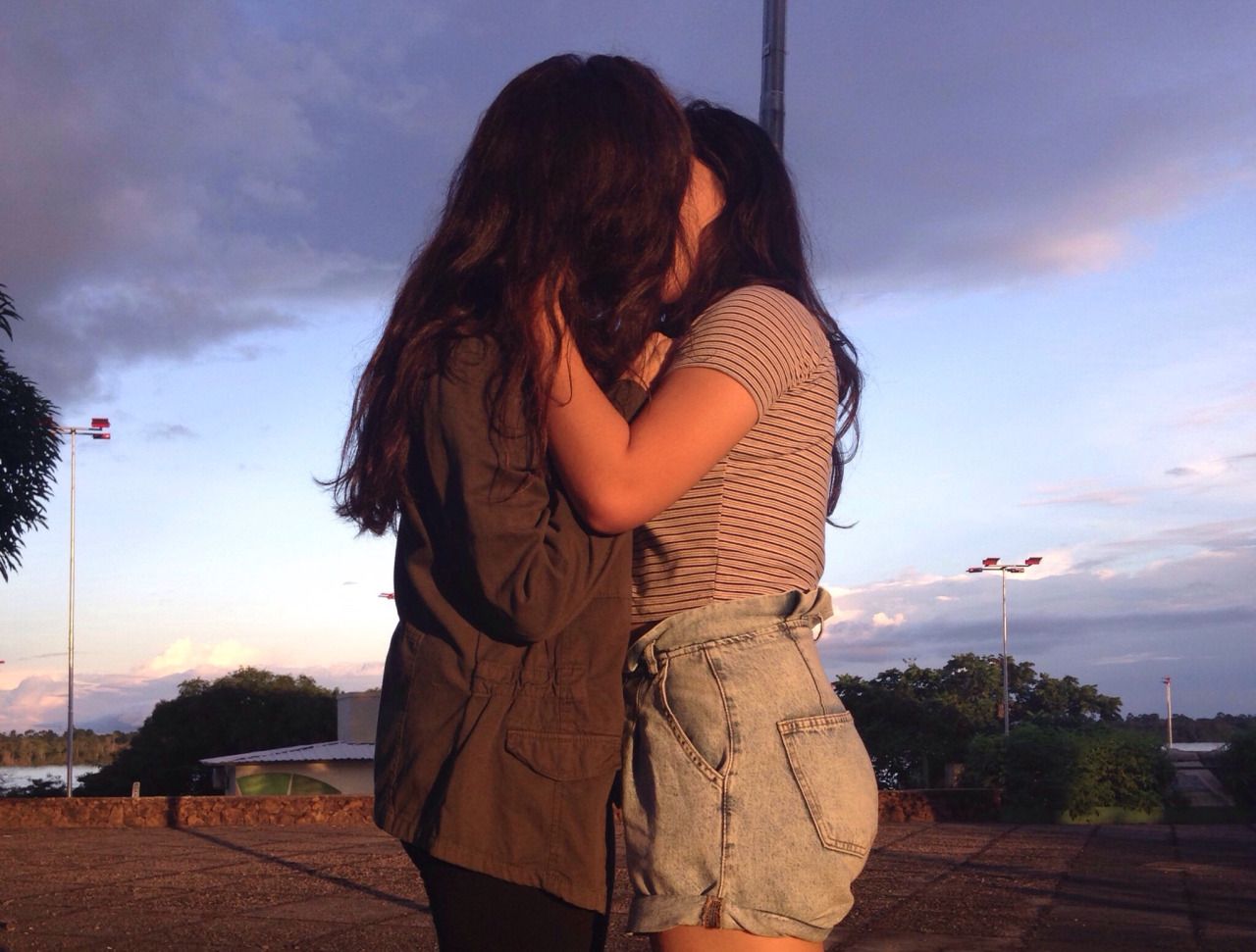 Filme anal caseiro casada Lésbicas se beijando
