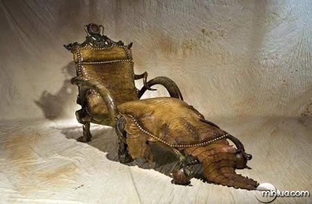 Estes estranhos móveis são feitos com madeira, bronze e prata, porém inspirados em insetos e animais selagens. Para... Unusual Furniture, Furniture Market, Funky Furniture, Cheap Furniture, Furniture Design, Bedroom Furniture, Furniture Ideas, Industrial Furniture, Furniture Outlet