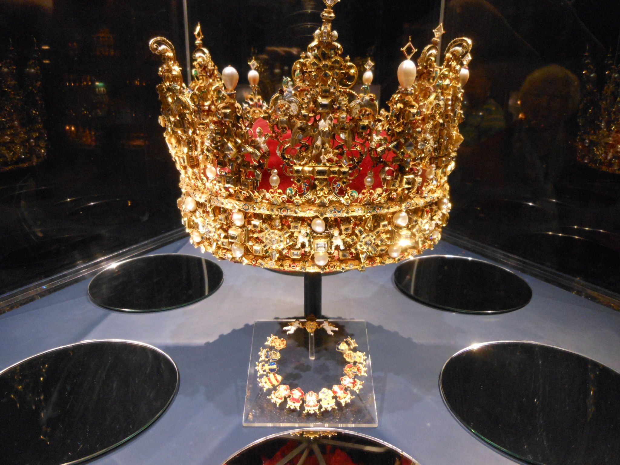 The Danish Queen s Crown Was Made In 1731 AD And Is A Similar But the-danish-queen-s-crown-was-made-in-1731-ad-and-is-a-similar-but