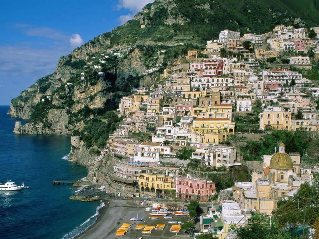 Nápoles Es La Ciudad Más Poblada Del Sur De Italia Capital De La Región De Campania Y De La Provincia Places To Travel Amalfi Coast Italy Amalfi Coast Beaches