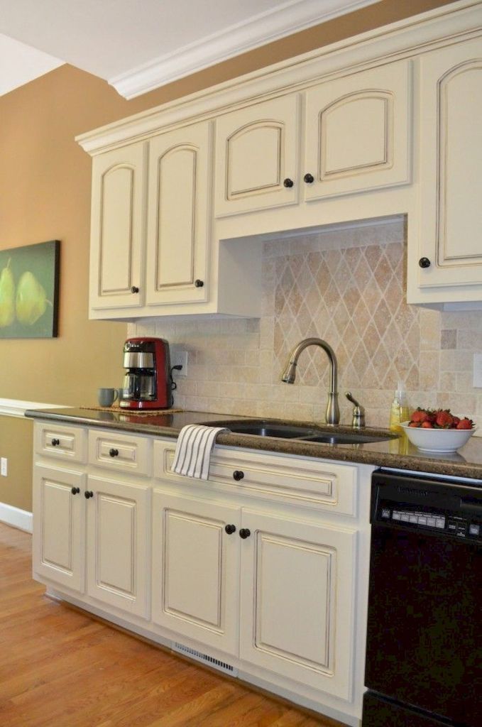Antique Off White Kitchen / Off White with Glaze MasterBrand Antique white