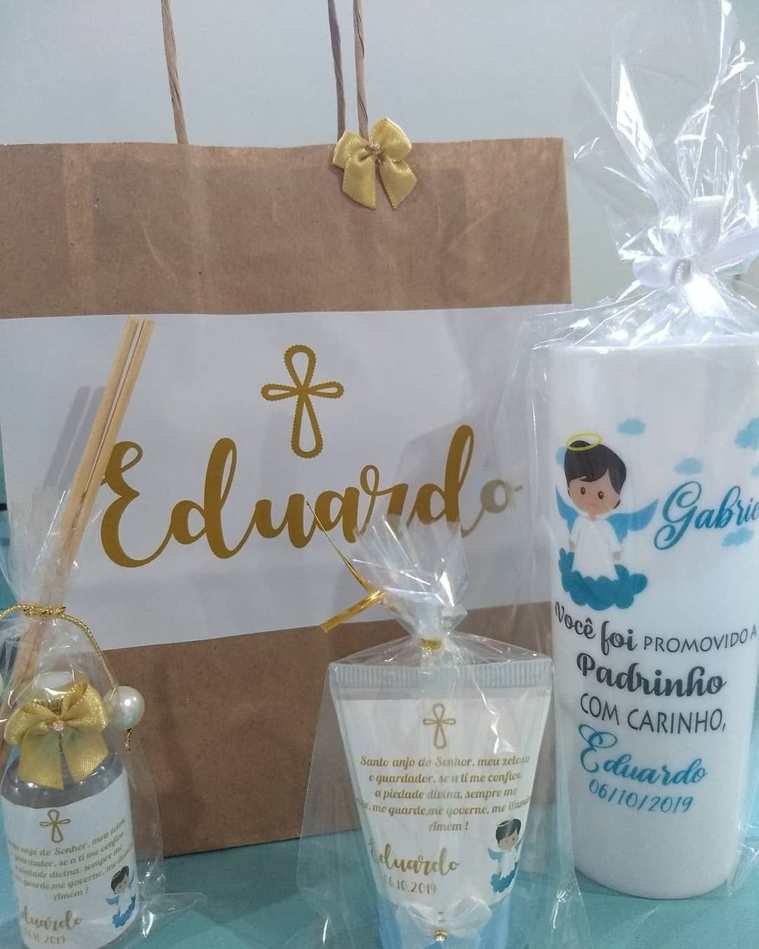 Convite para padrinhos de batismo: 55 ideias que vão honrar o momento - Tua Casa Place Cards, Place Card Holders, Rafael, Lilo, Data, Gift Ideas For Groomsmen