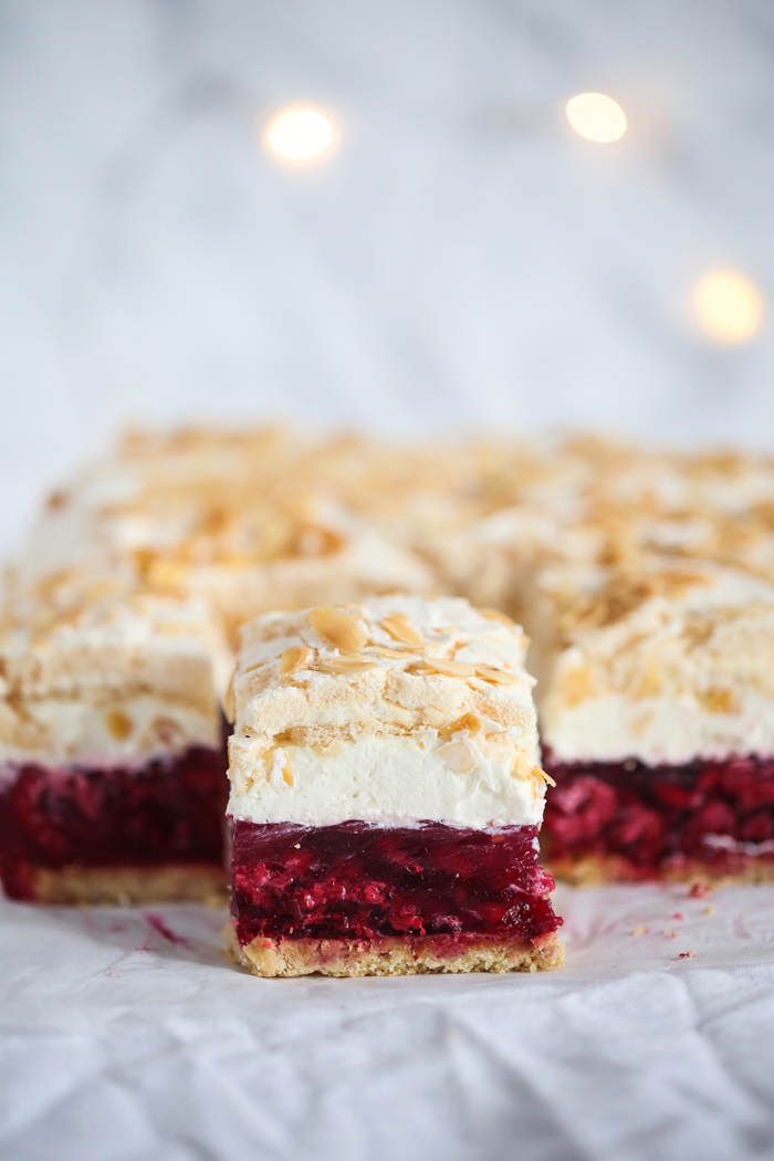 Ciasto malinowa chmurka na kruchym cieście Cake Baking Recipes, Dessert Recipes, Cooking Recipes, Restaurant Style Recipes, Vegan Junk Food, Cake Bars, Vegan Kitchen, Polish Recipes, Food Cakes