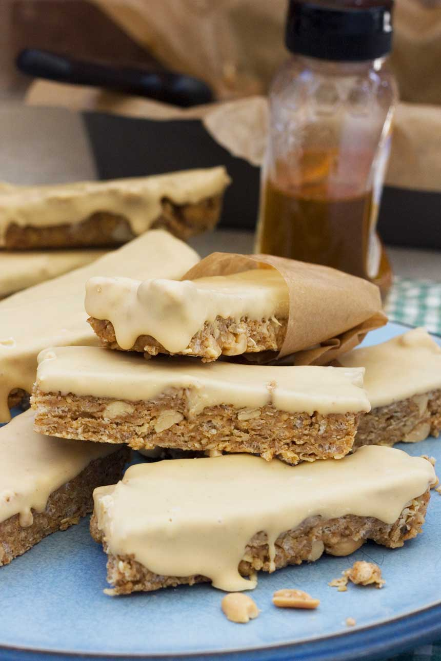 Sweet and salty peanut butter granola bars (Nature Valley copycat) - Scrummy Lane Granola Bars Peanut Butter, Healthy Granola Bars, Homemade Granola Bars, Homemade Snacks, Bars Recipes, Snack Recipes, Dessert Recipes, Desserts, Cereal Recipes